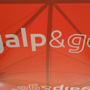 Labeling of the tensioned cover with the Galp logo